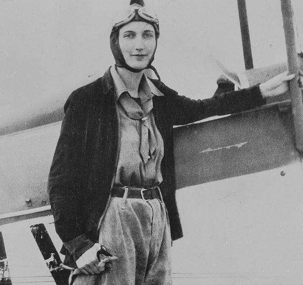 虎口脱险骑马片段,虎口脱险飞到瑞士为什么安全