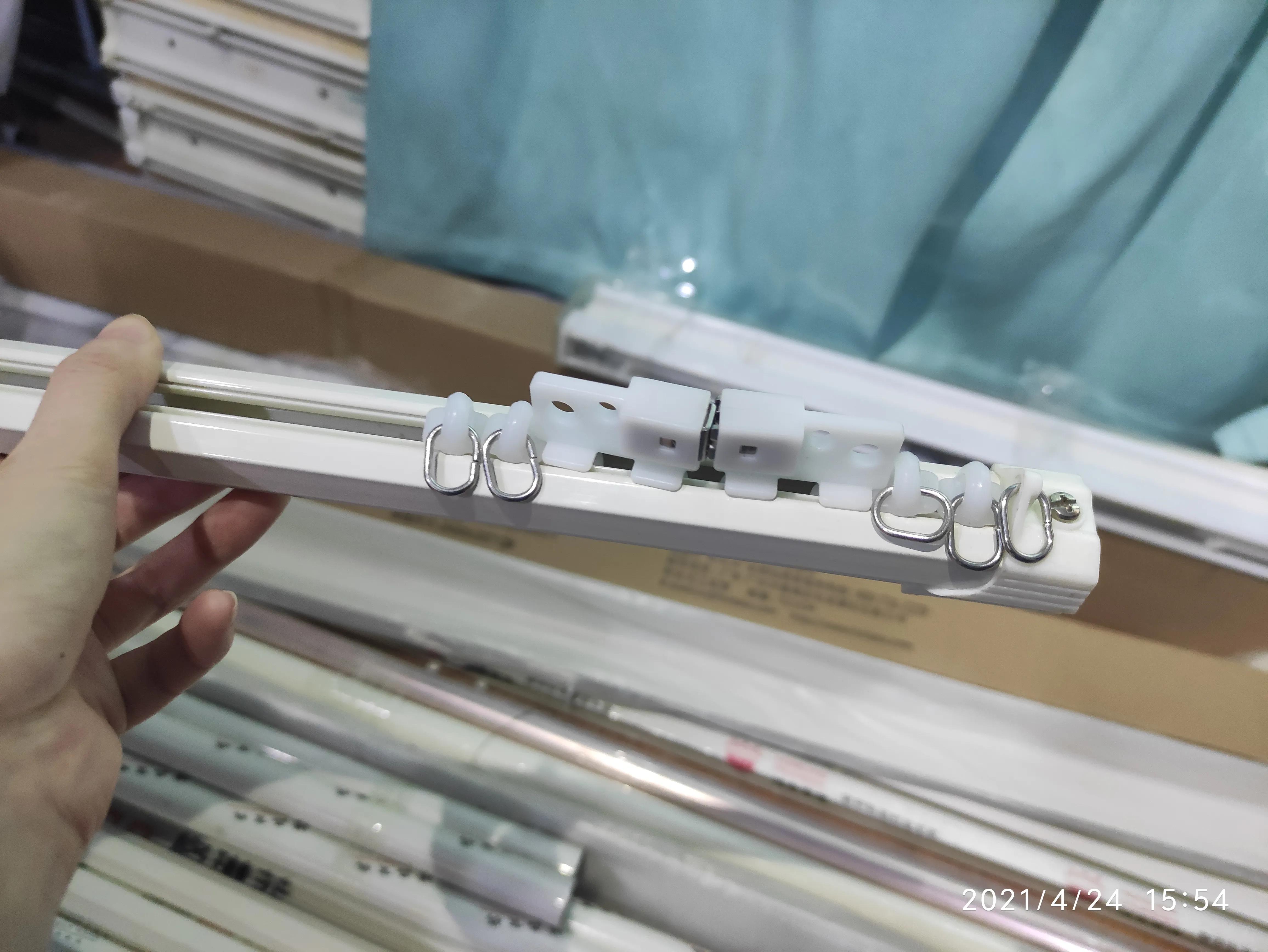 法式窗帘用罗马杆还是轨道好看,现在流行罗马杆还是轨道窗帘