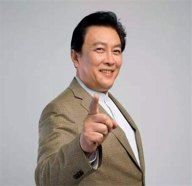 1990年，唐国强提出离婚，原配孙涛上吊自尽，曾被送往疯人院