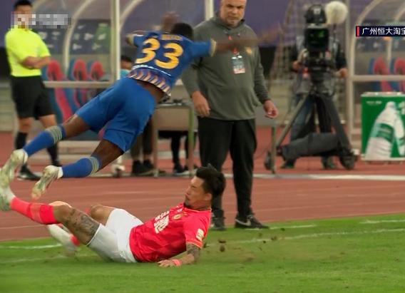 顾超抢走张琳芃头条，张翀黄油手致敬顾超，两裁判狂掏18黄1红