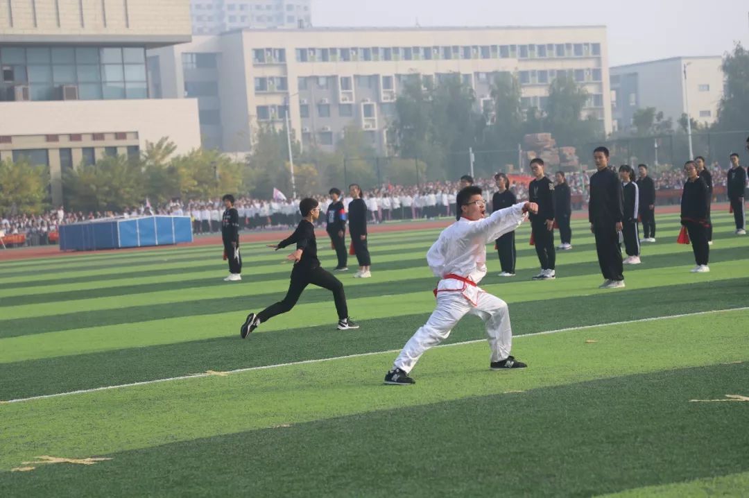 聊城一中运动会5000米,聊城一中运动会闭幕式班旗飞舞