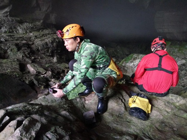 16岁留美高中生回国科考，变身“老鼠人”下悬崖探8000米洞穴
