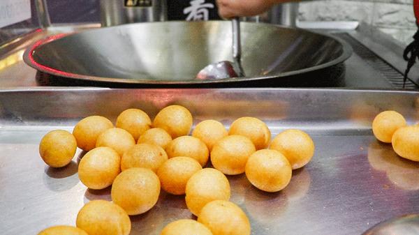 台湾胖子老板开的8㎡小店，专卖会膨胀的QQ球，嘴小的别来！