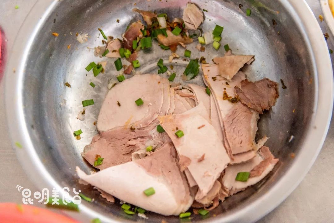 昆明330天都在排队的卤面馆，不收钱收饭票，只卖到下午2点