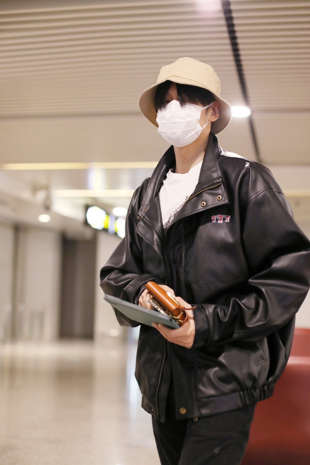 张云龙黑皮衣图,张云龙穿西装造型