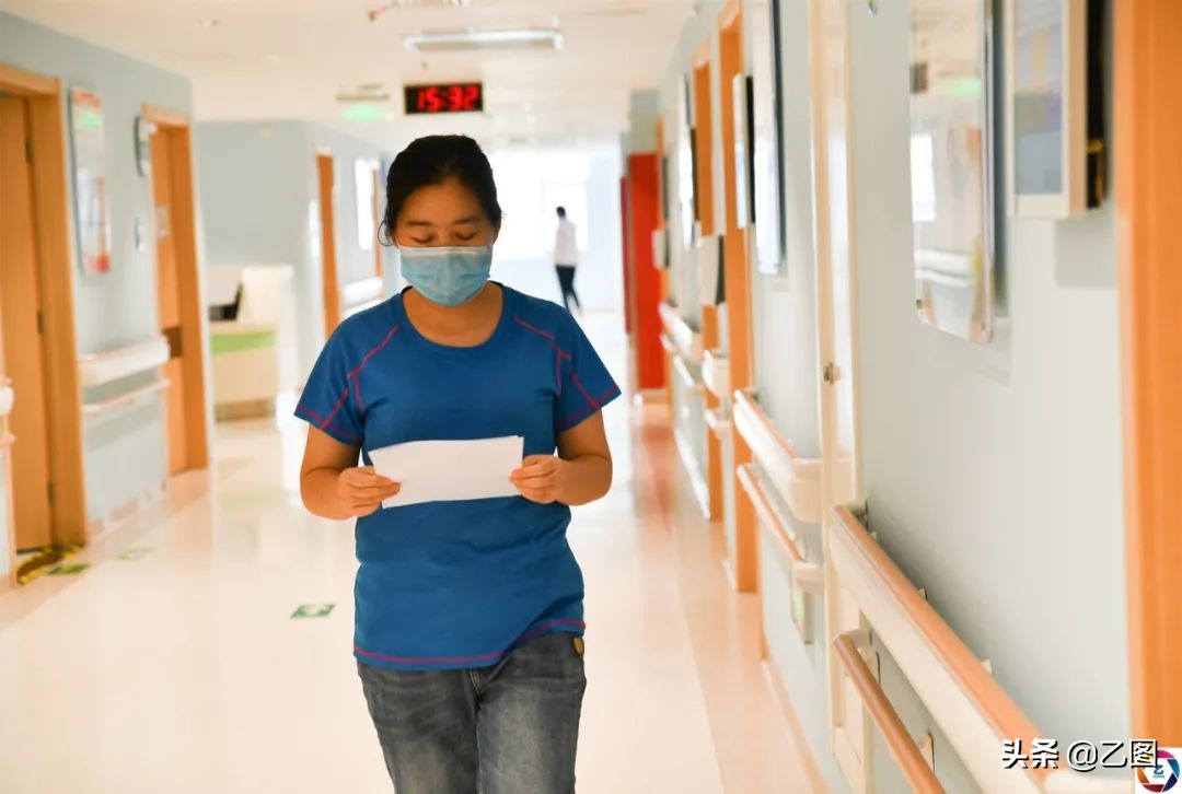 出租房唱歌女孩,出租房弹钢琴的孩子