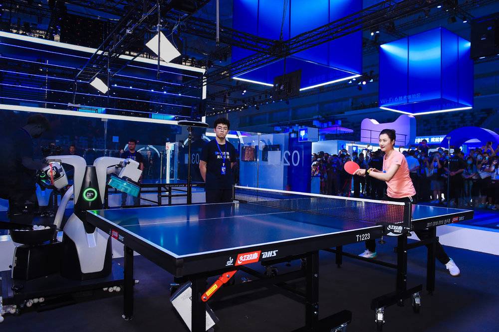 你已经接不住机器人发的乒乓球了