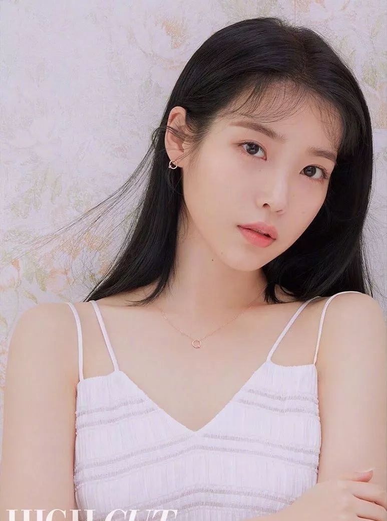 iu的时尚品味,iu穿杏色牛仔外套