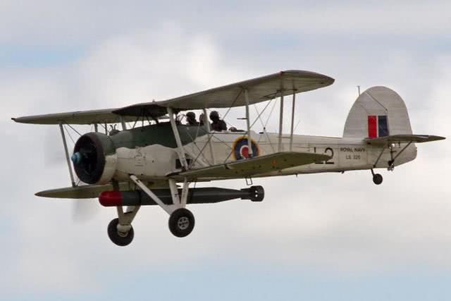 90岁还开飞机，曾用古董*器武**摧毁德军王牌战舰的人竟改变了二战