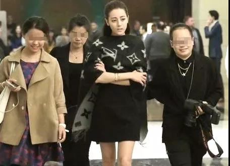 大牌围巾如何查真假,巴宝莉羊绒围巾真伪鉴别