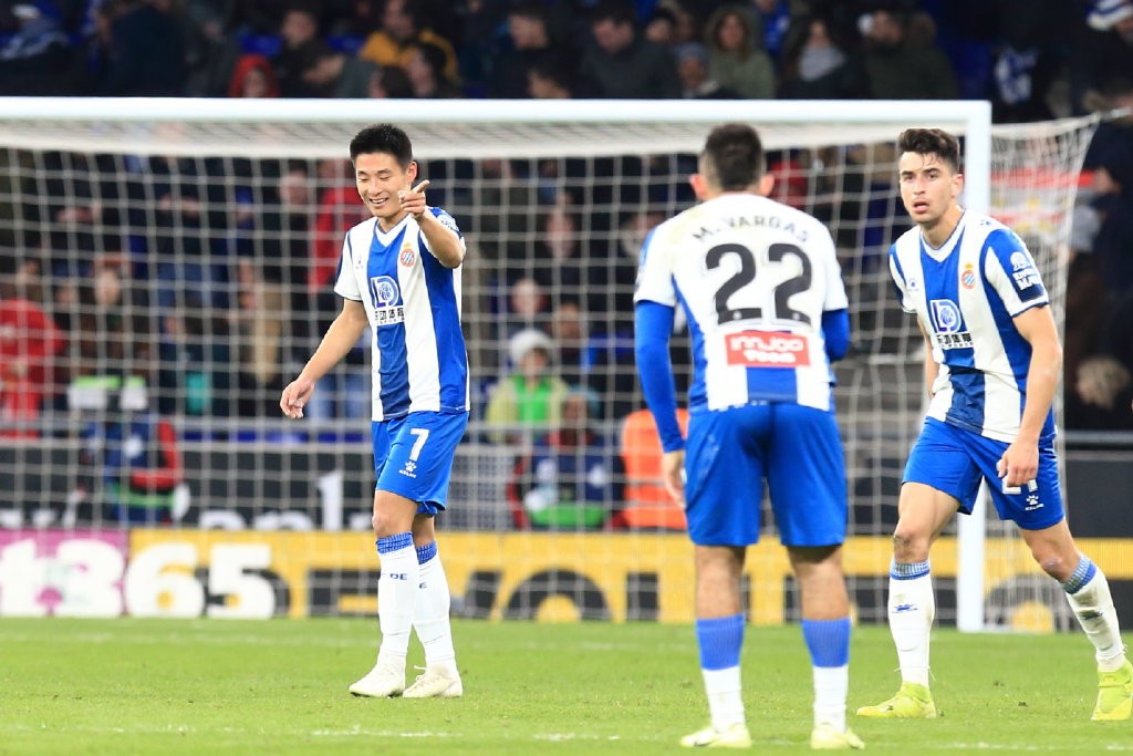 见证历史国足再次夺冠,武磊第一个攻破巴萨球门的中国人