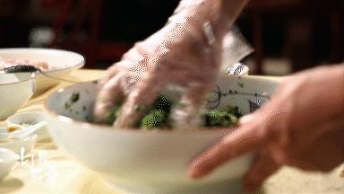 吃剩馄饨皮的做法视频,如何在家自制美味的馄饨