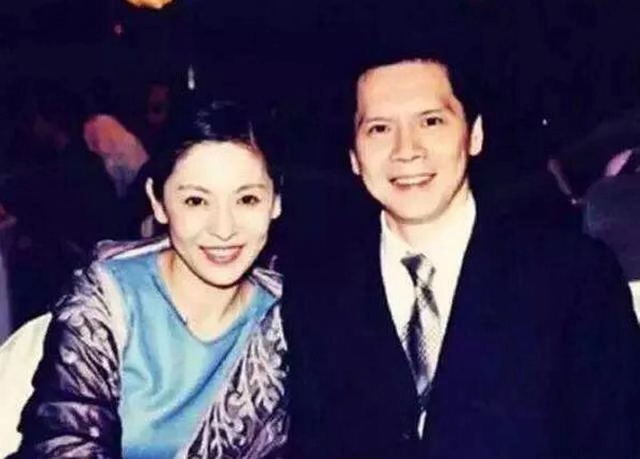 她6岁患绝症，18岁被卖进歌舞厅，这个征服向华强的女人，有多狠