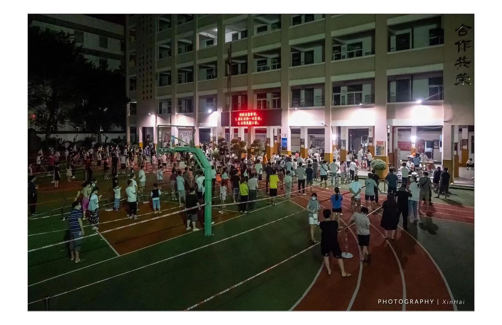 梅香传百年山高我为峰——致梅峰小学最美志愿者