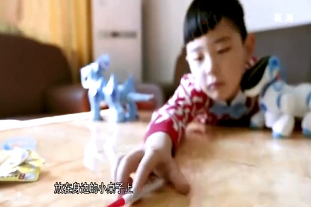 误把502当眼药水妈妈机智处理,4岁儿童把502胶当成眼药水
