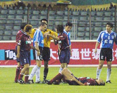 2008年东亚杯李玮峰锁喉日本队长,国足vs日本姜至鹏判罚