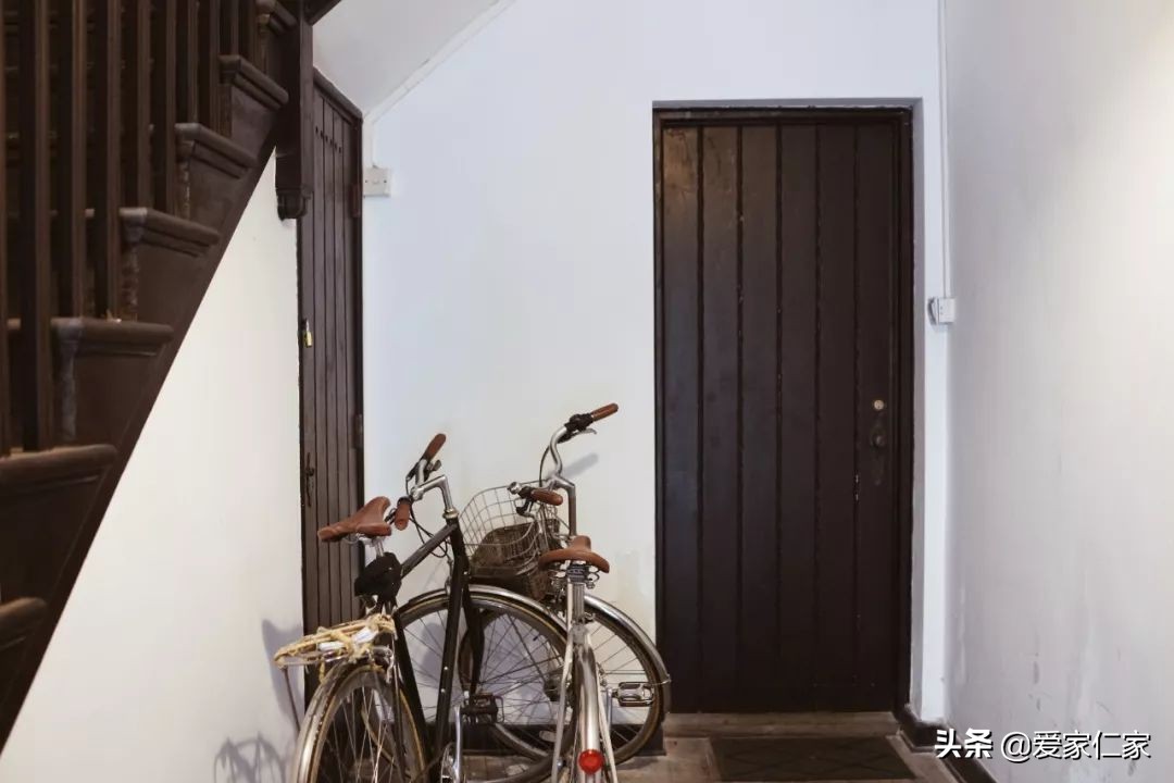 她买下32㎡上海老旧学区房，为女儿打造小桃园，还有超舒适大庭院