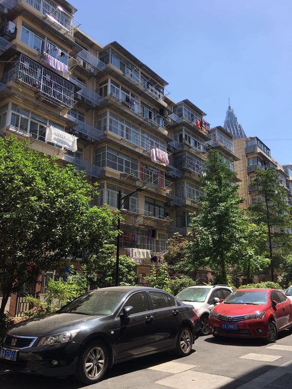 一路之隔房价相差8万多,一路之隔的房价相差几十万