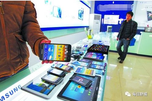 男子在手机店拿了手机就跑,男子拿手机就跑视频