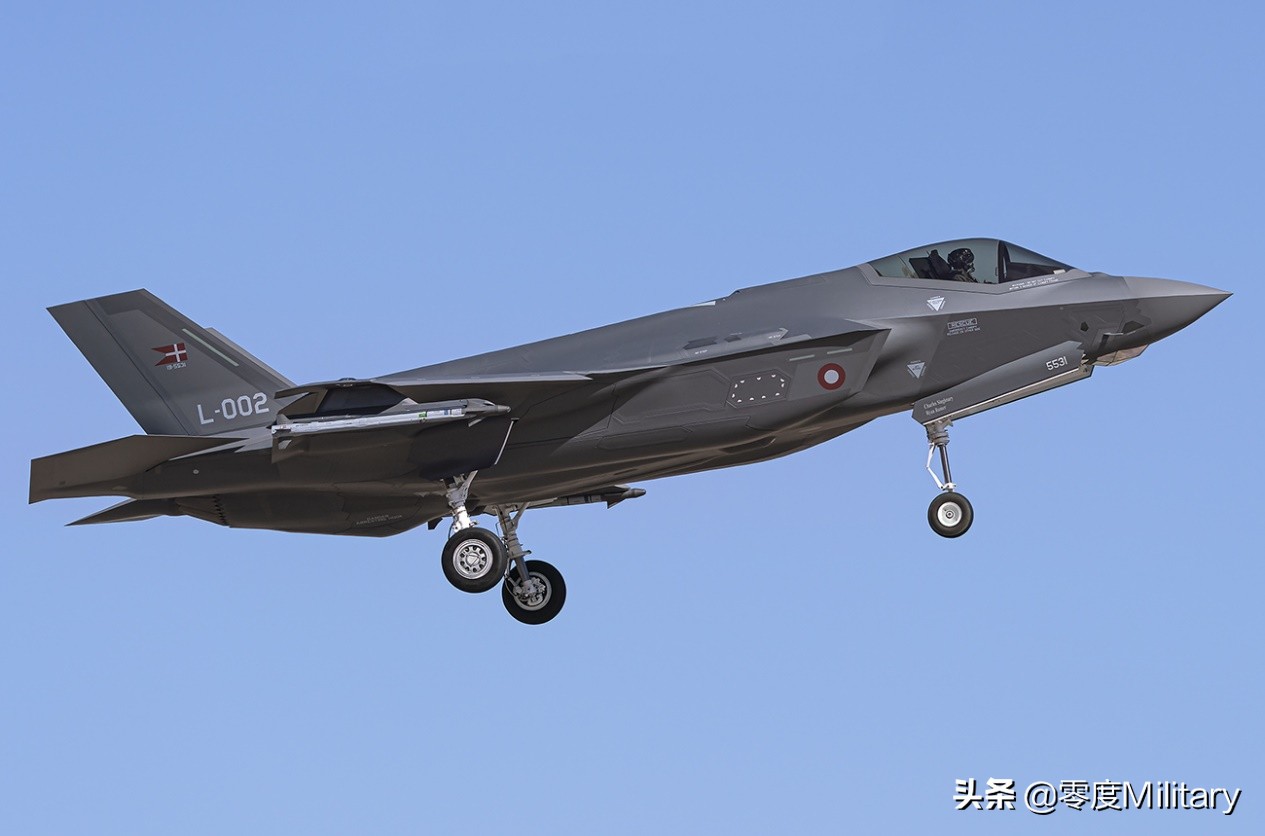 涓归害鐨囧绌哄啗瑁呭,鑻卞浗鐨囧绌哄啗杞扮偢涓归害