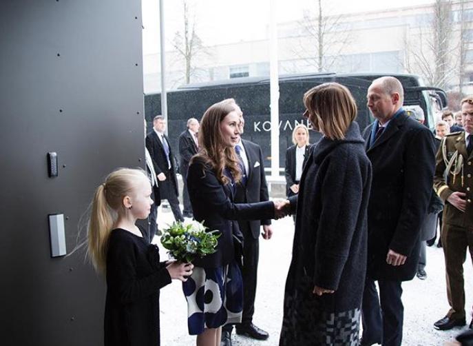 芬兰34岁美女总理自拍图曝光：喜欢与帅哥合影，爱分享私生活