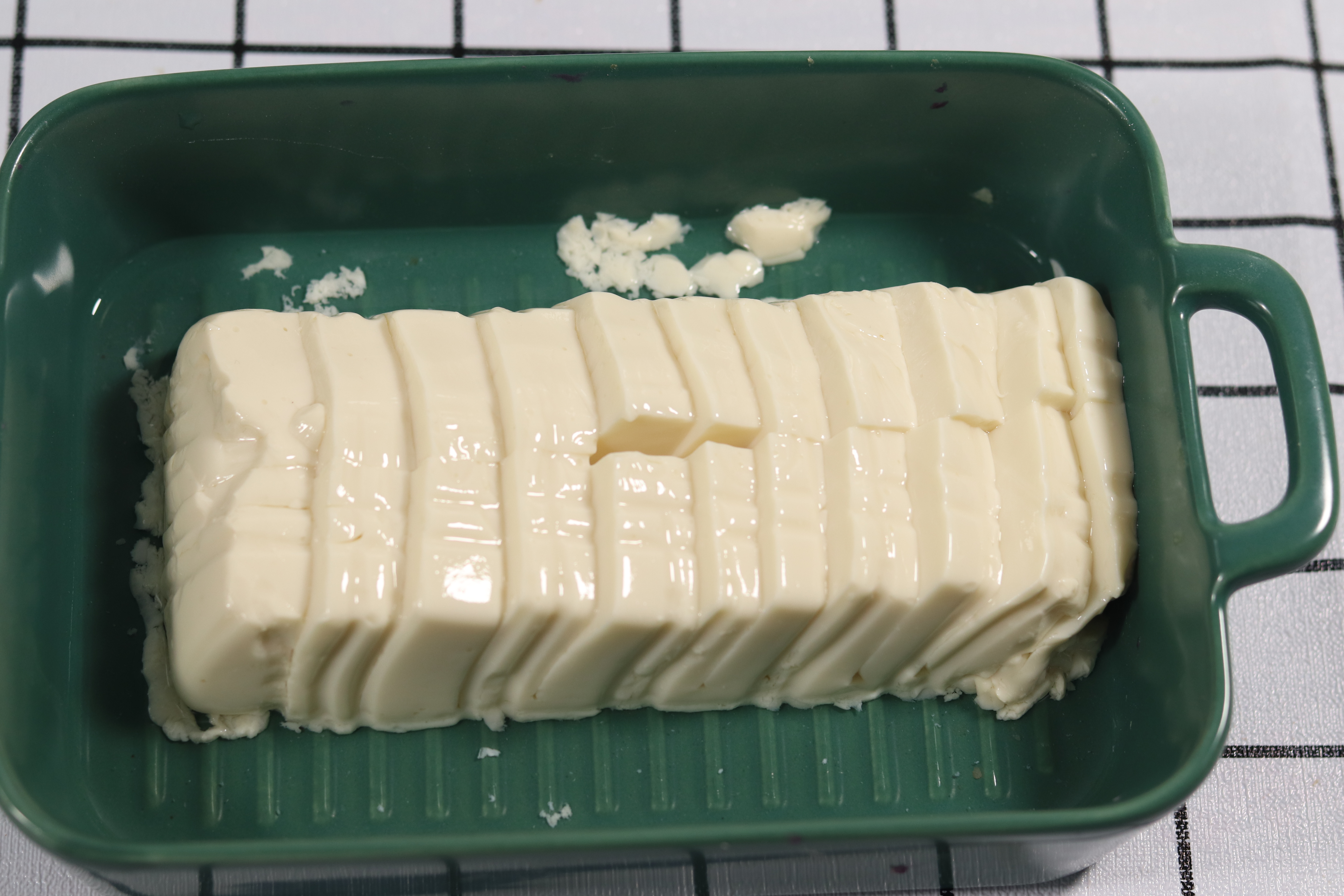 切皮蛋粘刀视频教程,如何制作皮蛋拌豆腐让皮蛋不腥