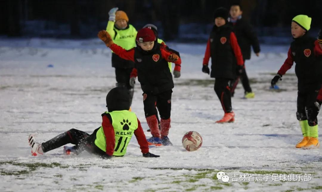 雪地快乐踢球,冰天雪地足球
