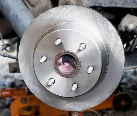 汽车刹车片温度过高怎么回事,高温天气刹车片冒烟