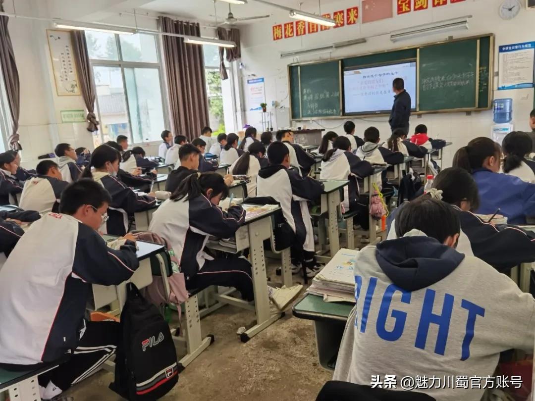 结伴而行共同成就：江油中学与彰明中学开展教育共同体活动