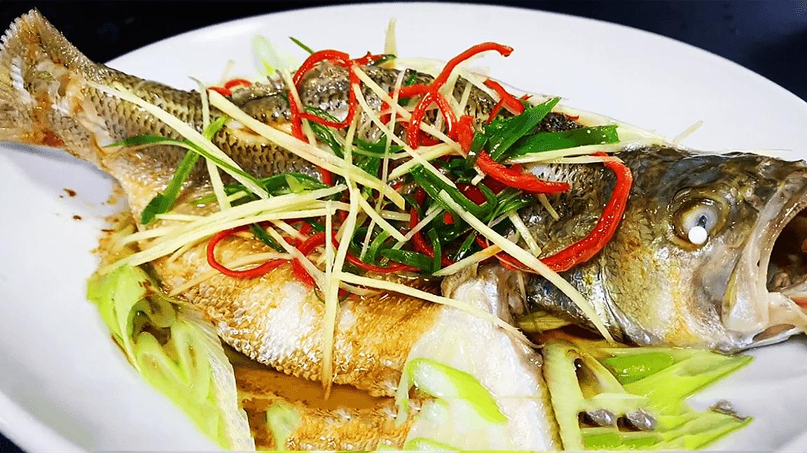 清蒸鲈鱼怎么做好吃又不腥气窍门,原来清蒸鲈鱼其中还有这么多秘诀