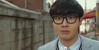 男高中生当众狂吻老阿姨，真情流露被骂变态，喜剧片拍出新高度