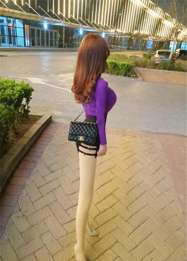 宿舍晚间玩真心话大冒险输了的现场微信撩前女友，你喜欢老子吗