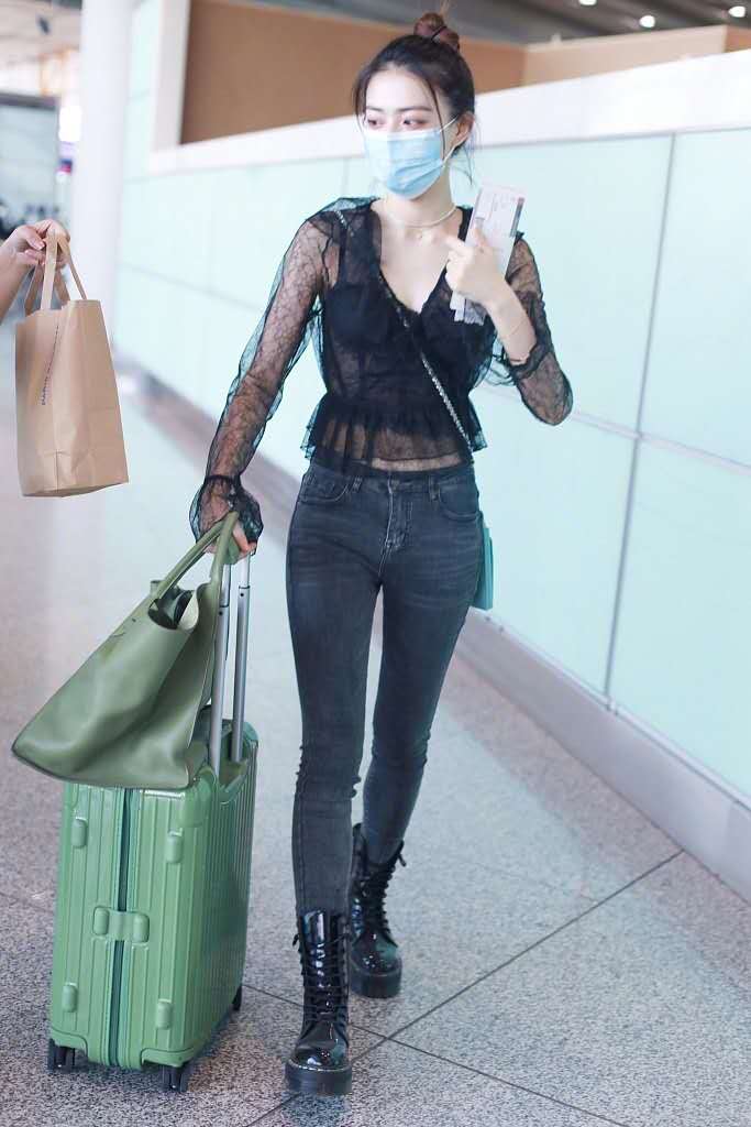 徐璐白色蕾丝上衣,徐璐机场穿搭黑色牛仔裤