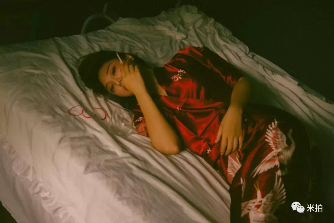 男摄影师爱上女富婆,男生摄影师爱上了美女