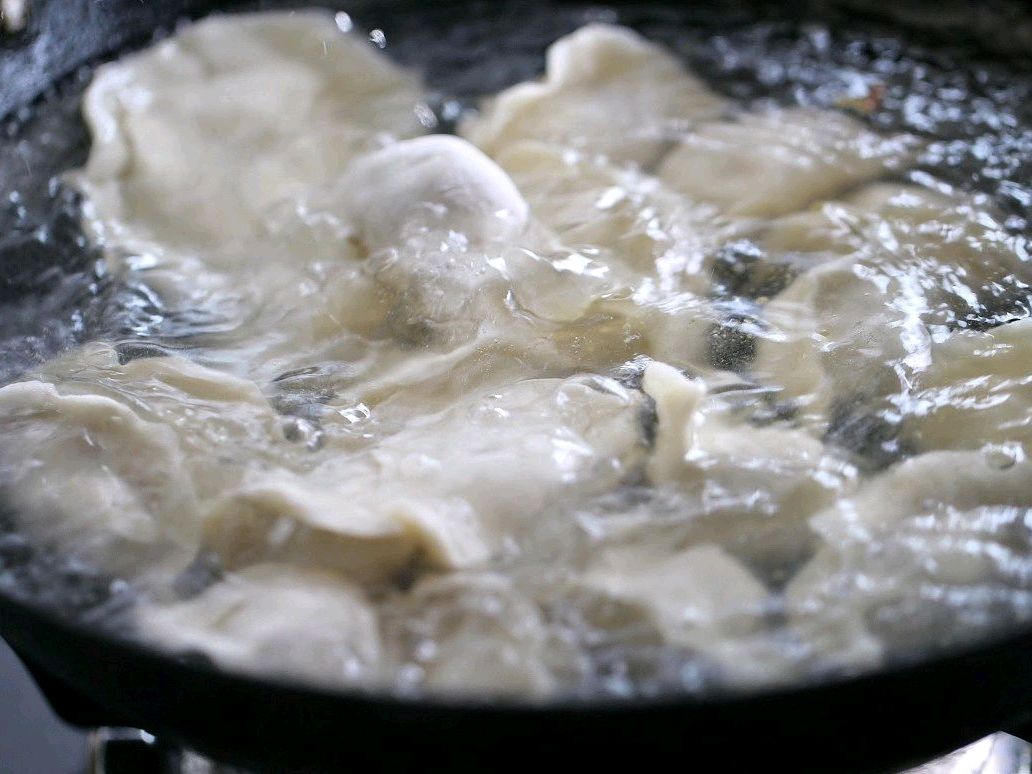 水饺怎么煮好吃又简单视频,过年饺子怎么煮上桌才好看