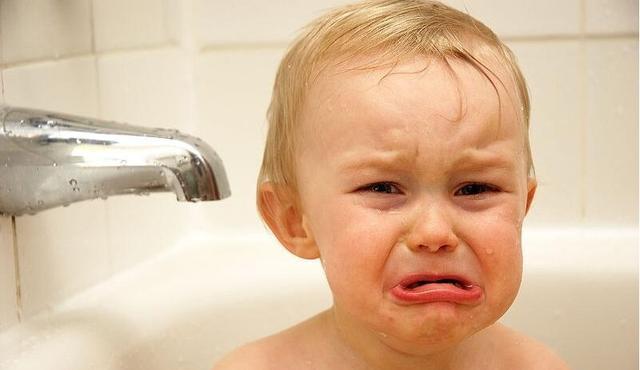 小孩动不动就大哭大闹怎么办,一岁孩子动不动就哭发脾气怎么办