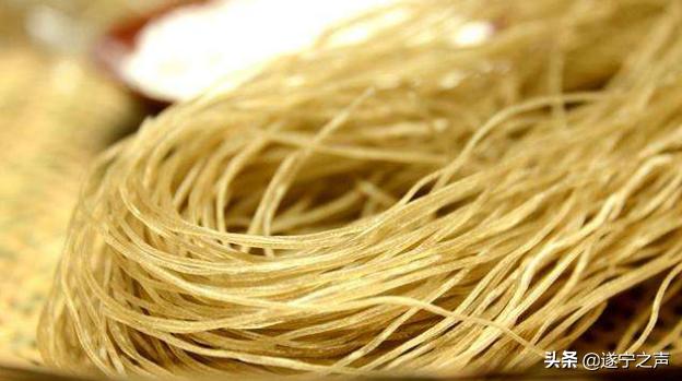 蓬溪任隆镇矮垭口村粉坊“宅”在家中照样增收