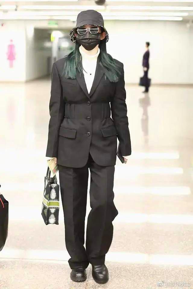 看何穗江疏影的穿搭,江疏影银色垫肩礼服