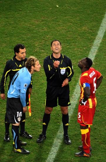 足球裁判用硬币决定开球方,足球比赛前由裁判抛掷一枚硬币