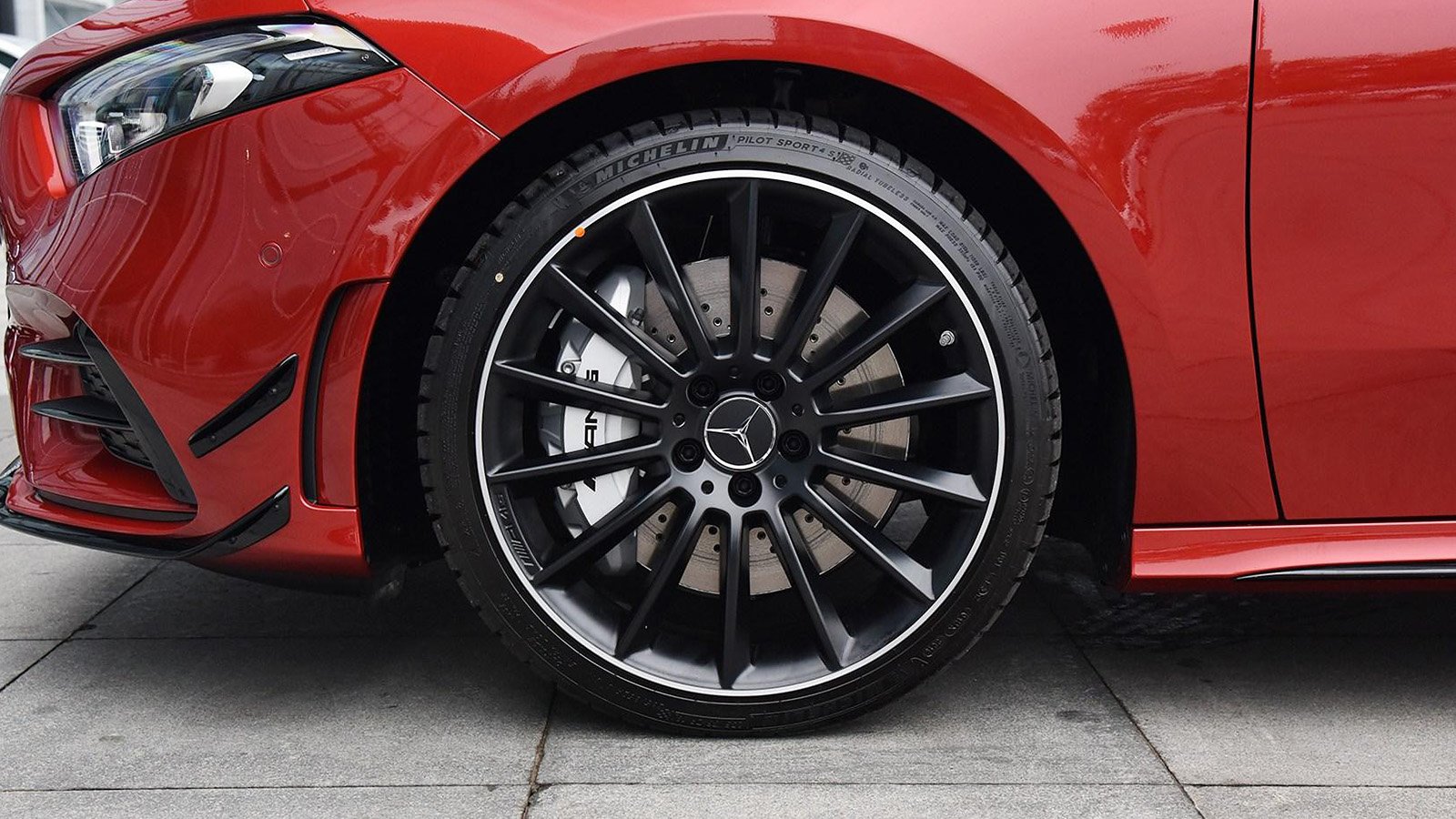 宝马330iM对比奔驰AMGA35L同价位/国产/性能/小弟车如何选?