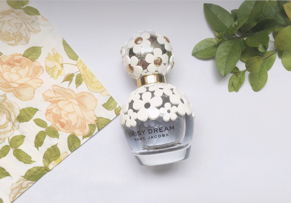 夏天适合喷什么味的香水,夏季应该使用什么味道的香水