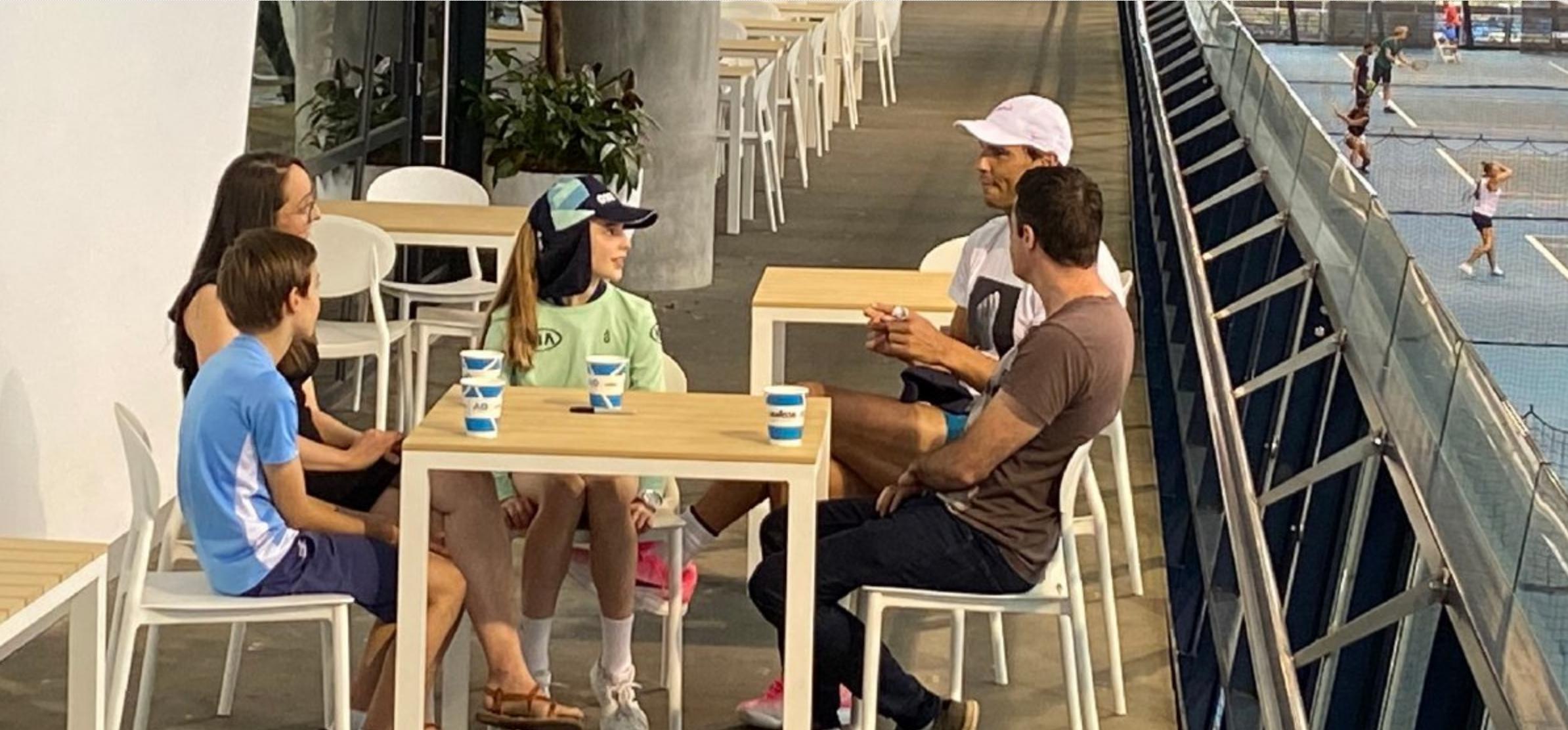 纳达尔亲吻球童视频,纳达尔暖心亲吻女球童引全场掌声