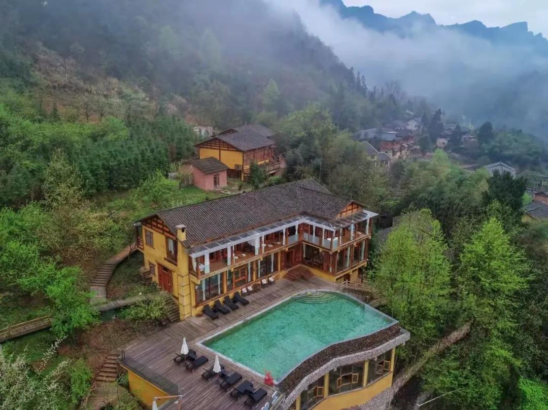 神仙眷侣辞掉高薪工作，爆改废弃山谷，造无边恒温泡池，全景树屋