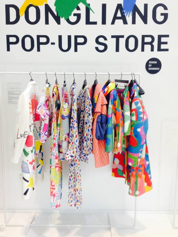 揭秘李宇春千玺舒淇都钟爱的衣服，为了推广中国风她吃尽苦头