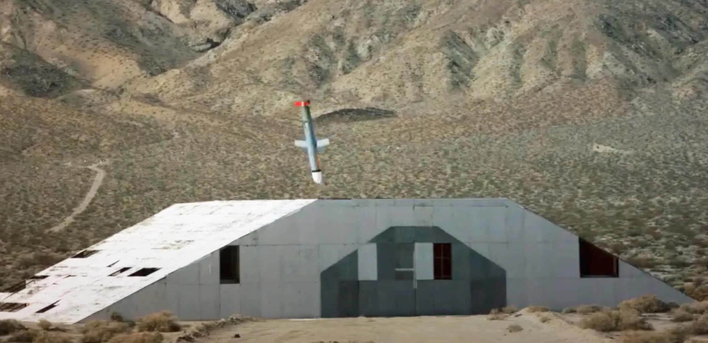 精准炸弹炸毁战机视频,精确制导炸弹精确击中目标全过程