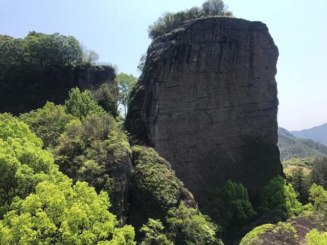 典型的丹霞地貌有碧水丹山之美誉,俯瞰丹霞地貌鬼斧神工令人惊叹