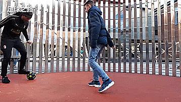 花式足球技巧之地面技巧组合,花式足球技巧内绕