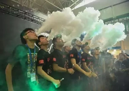 这家公司年终奖发10辆宝马,这家公司年终奖发40倍月薪上万