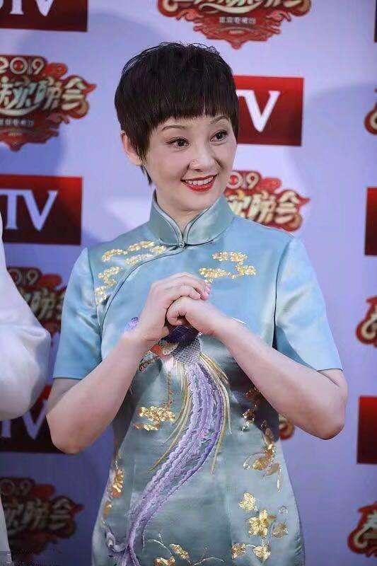 徐帆穿刺绣旗袍,徐帆和徐静蕾同框穿旗袍