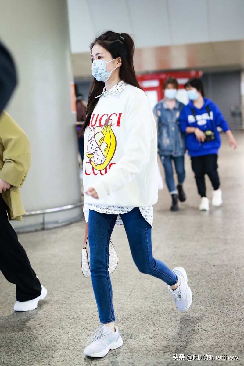 白鹿同款衣服celine,明星穿搭白鹿卫衣牛仔裤